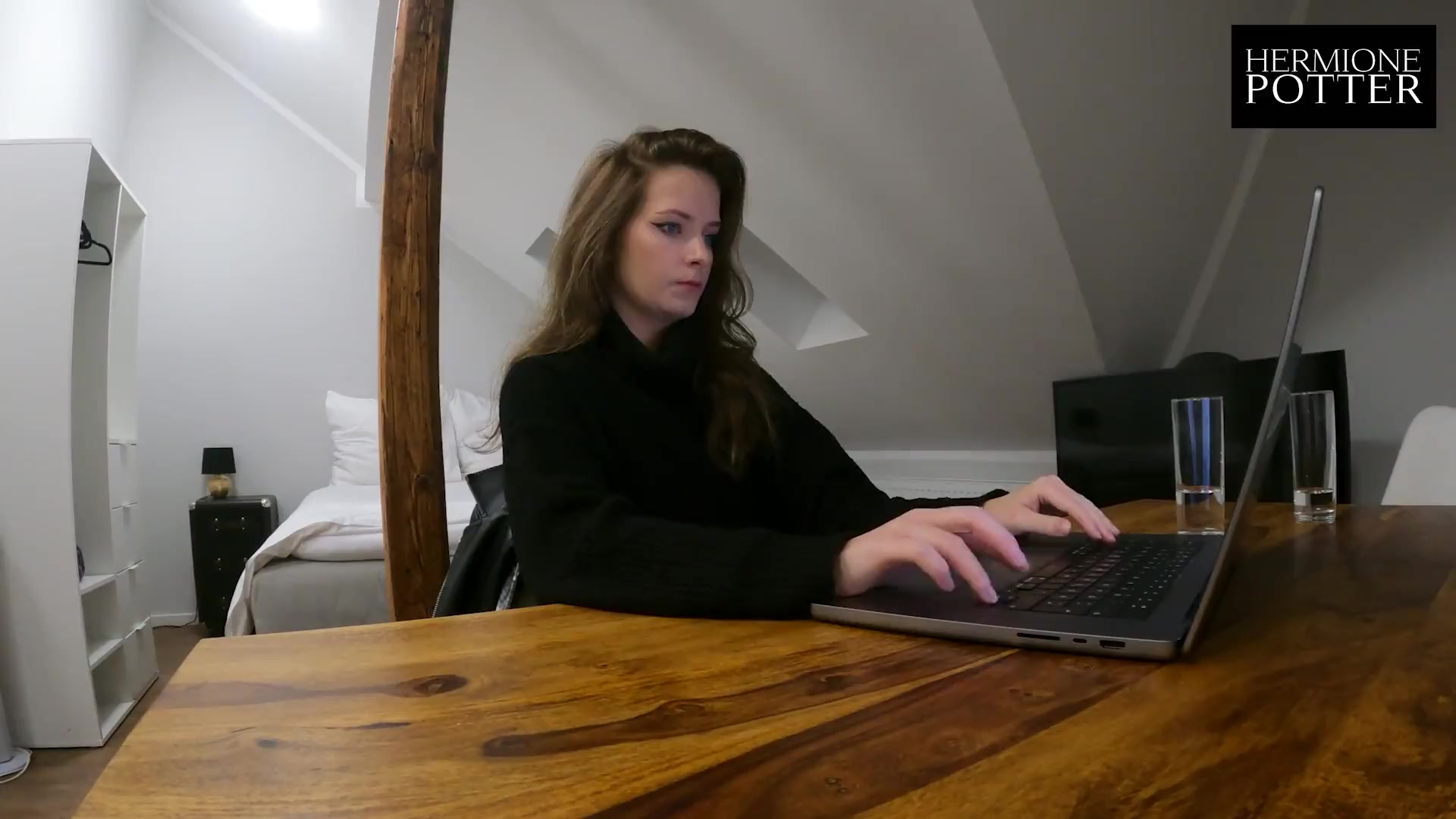 Vlog for our anniversary - culture first! Then we do it everywhere in the flat.