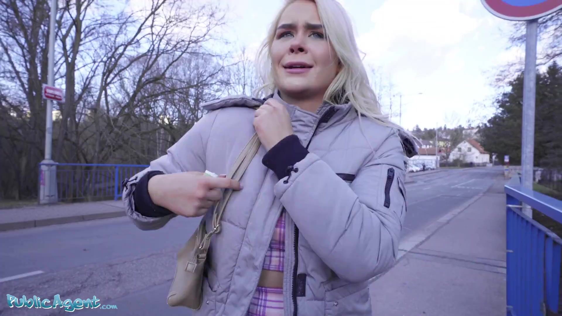 Public Agent British tourist Gina Varney sucks Czech dick