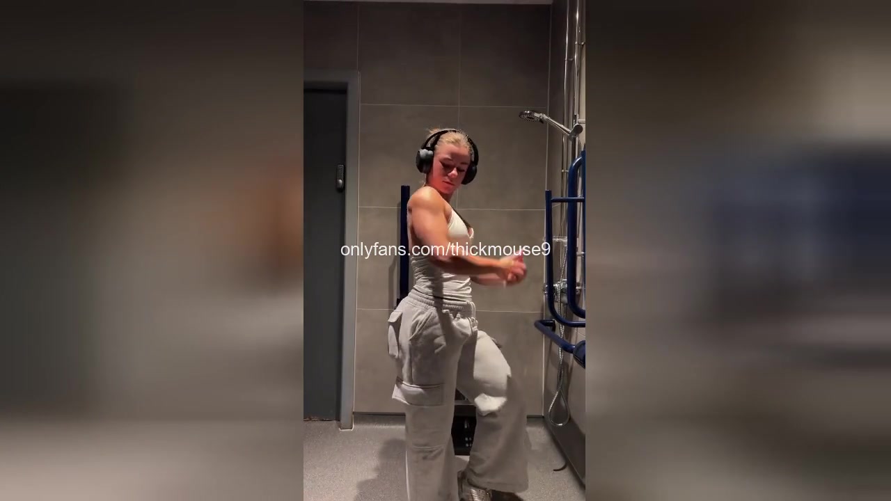 Fitness Babe Leaking Pussy in Instagram Accident
