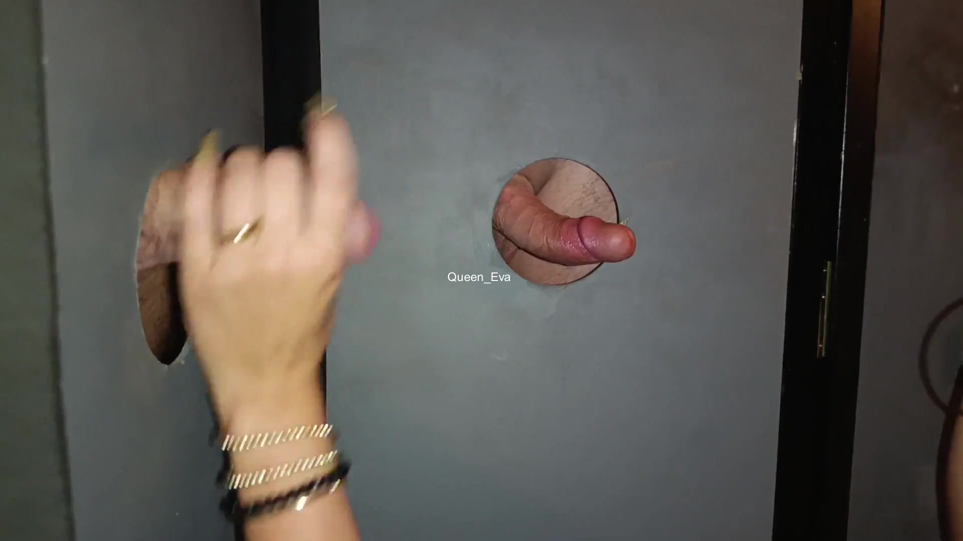 GLORYHOLE AMATORIALE CUCKOLD - MOGLIE PUTTANA SUCCHIA I CAZZI DI TUTTI DAVANTI AL MARITO CORNUTO