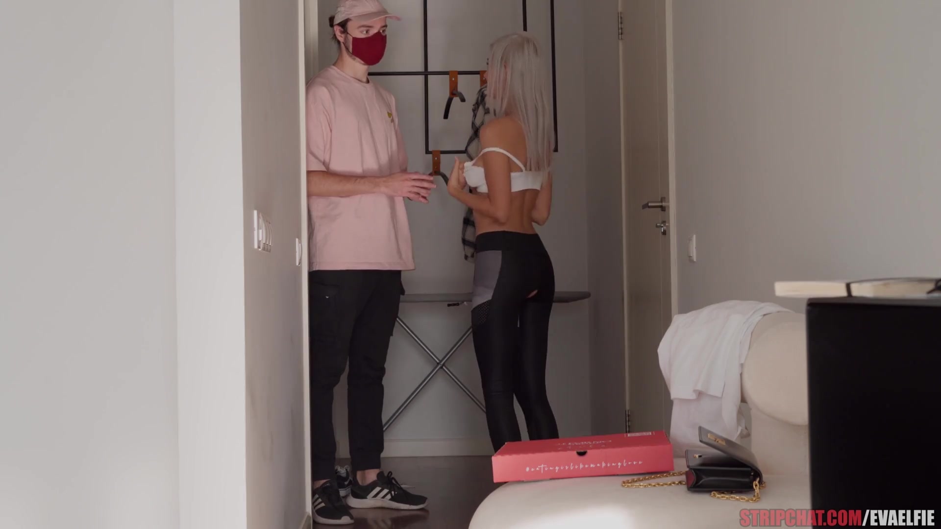 Pizza guy fucks oiled pussy during the live stream on Stripchat - Eva Elfie